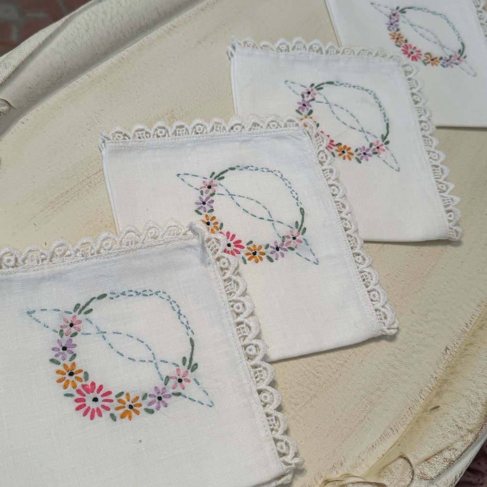 Vintage Hand Embroidered Linen  Floral w/Crocheted Lace Border 4/ Napkins